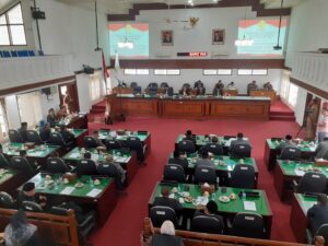 Pj Bupati Aceh Besar Sampaikan Pengantar Nota Keuangan dan Qanun kepada DPRK