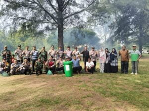 Sinergi dengan Polri, Pemkab Aceh Besar Bersihkan Pantai Lampuuk