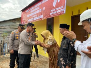 Kapolresta Banda Aceh Serahkan Kunci Rumah Untuk Warga Kurang Mampu