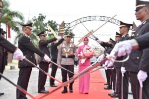 Resmi Menjabat Kapolres Bireuen AKBP Jatmiko Disambut Tradisi Pedang Pora