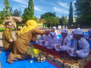 Tradisi Peusijuk Warnai Hari Pertama Sekolah di SD 67 Percontohan