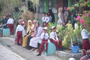 Antusiasme Orang Tua Mengantar Anak di Hari Pertama Sekolah