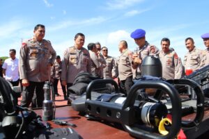 Kapolda Aceh Didampingi Wairwasum Polri Tinjau Alat Khusus Kepolisian.