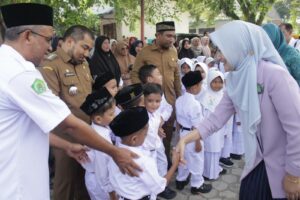 Pj Bupati dan Bunda PAUD Aceh Besar Dampingi Bunda PAUD Aceh Pantau Hari Pertama Masuk Sekolah