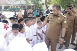 Pj Bupati Aceh Besar Apresiasi Orang Tua Murid yang Ikut Antarkan Anaknya di Hari Pertama Sekolah