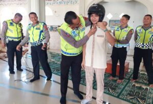 Cara Unik Dirlantas Polda Aceh Sampaikan Pesan Kamseltibcar Lantas kepada Pelajar