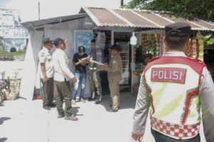 Satpol PP Aceh Besar Kembali Serahkan Surat Teguran pada Pemilik Bangunan Liar di Darul Imarah