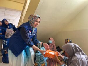 Srikandi Demokrat Aceh Kembali Membagikan Nasi Kotak untuk Keluarga Pasien RSUDZA