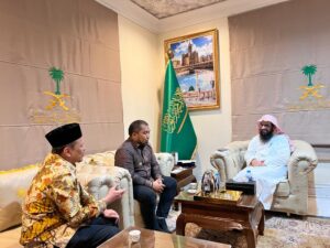 Kepala Atase Agama Saudi Pakaikan Jubah Arab kepada Pj Bupati