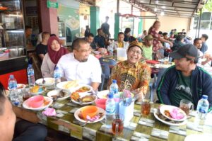 Pj Bupati Aceh Besar Bersama Mendes Makan Siang di Warung Rakyat