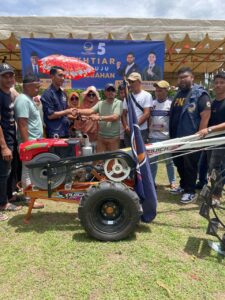 DPD Nasdem Aceh Besar Salurkan 1 Unit Bantuan Handraktor Kepada Warga Sibreh Keumeude