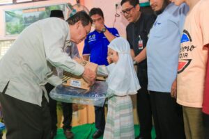 Pj Wali Kota Banda Aceh Serahkan Perlengkapan Sekolah Untuk 105 Anak Yatim