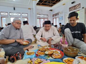 Caleg DPRK Aceh Besar Muhammad Andra Zulfaidi menghadiri peringatan Maulid di Gampong Meunasah Tuha.