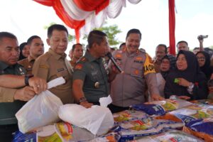 Pangdam IM, PJ Gubernur Aceh dan Kapolda Aceh membuka kegiatan Bakti Sosial Kesehatan dan Pangan Murah Akhir Tahun 2023.