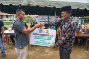 H. Irmawan, Menyerahkan Bantuan Rumah Rehap Kepada Warga Cot Keueung.