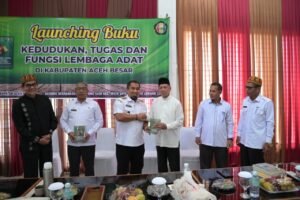 Pj Bupati Aceh Besar Launching Buku Kedudukan Tugas dan Fungsi Lembaga Adat