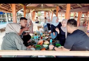 Masyarakat Aceh Perantauan Pulang Kampung Sambil Menikmati Ikan Bakar dan Abadikan Kenangan di Pantai Tebing Lampuuk