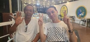 “Wisatawan Jerman Nikmati Keunikan Banda Aceh di Angkringan Nayas, Café Modern Pinggiran Krueng Aceh”