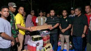 Usai Api Dijinakkan, Pj Bupati Iswanto Langsung Antar Bantuan Masa Panik Korban Kebakaran di KBJ
