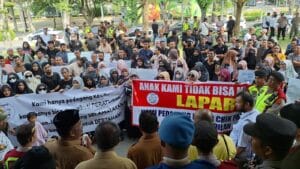 Lapak Dagangan Digusur , Ratusan Pedagang Kaki Lima Demo Didepan Kantor Walikota Banda Aceh