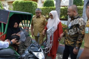 Pj Gubernur Serahkan Bantuan Becak untuk Operasional Pengobatan Ramadhan