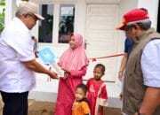 Pj Gubernur Bustami Serahkan Rumah Bantuan Islamic Relief untuk Janda Anak Dua di Aceh Utara