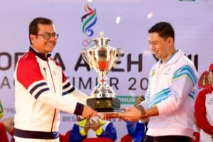 Pj Sekda Aceh Serahkan Piala Juara Umum Popda untuk Kota Banda Aceh