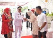 Pj Gubernur Aceh Serahkan Cenderamata untuk Keluarga Pahlawan