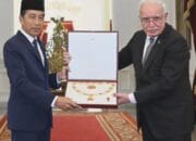 Presiden Joko Widodo menerima penghargaan tertinggi ” Grand Collar Order Of The State of Palestina”