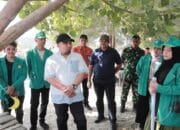 Jelang HUT ke-79 RI, Pj Bupati Aceh Besar Ajak Mahasiswa KKN Pasang Bendera Merah Putih dan Bersihkan Pantai
