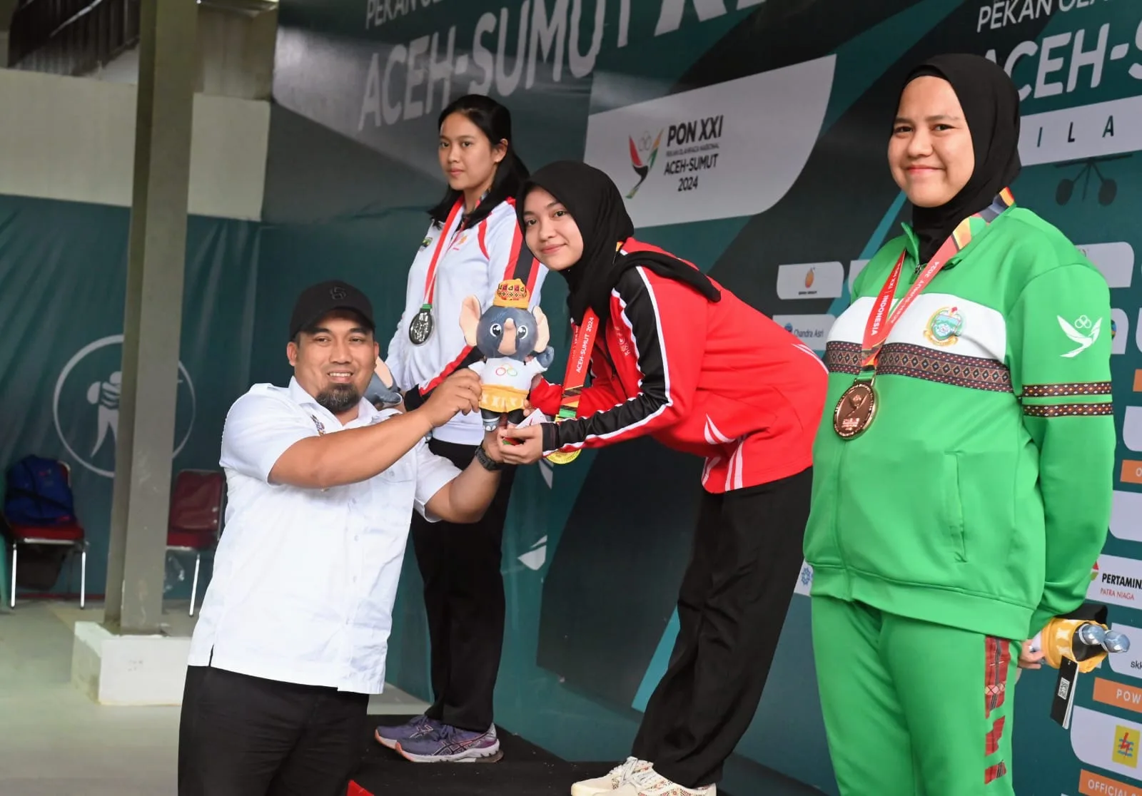 pj bupati iswanto kalungkan medali atlet pon