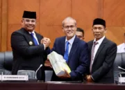 Pj Gubernur Safrizal Serahkan Rancangan Perubahan APBA 2024 ke DPRA