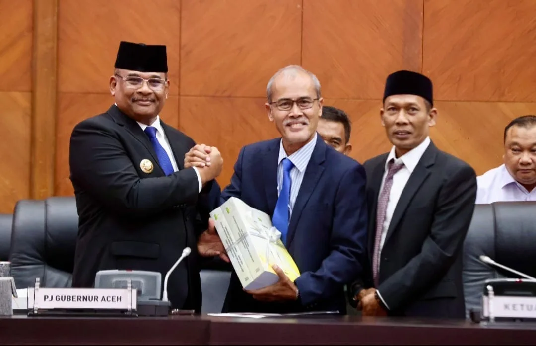 Pj Gubernur Safrizal Serahkan Rancangan Perubahan APBA 2024 ke DPRA