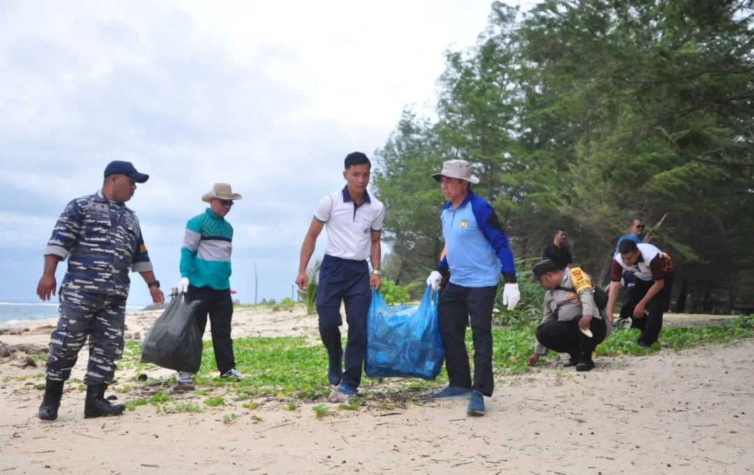aksi asn aceh besar pungut sampah