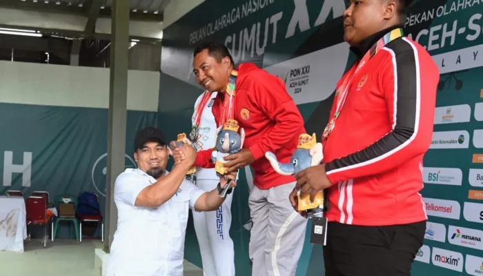 iswanto kalungkan medali atlet penembak pon