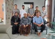 Dek Fad Silaturahmi Dengan Mantan Gubernur Aceh Zaini Abdullah