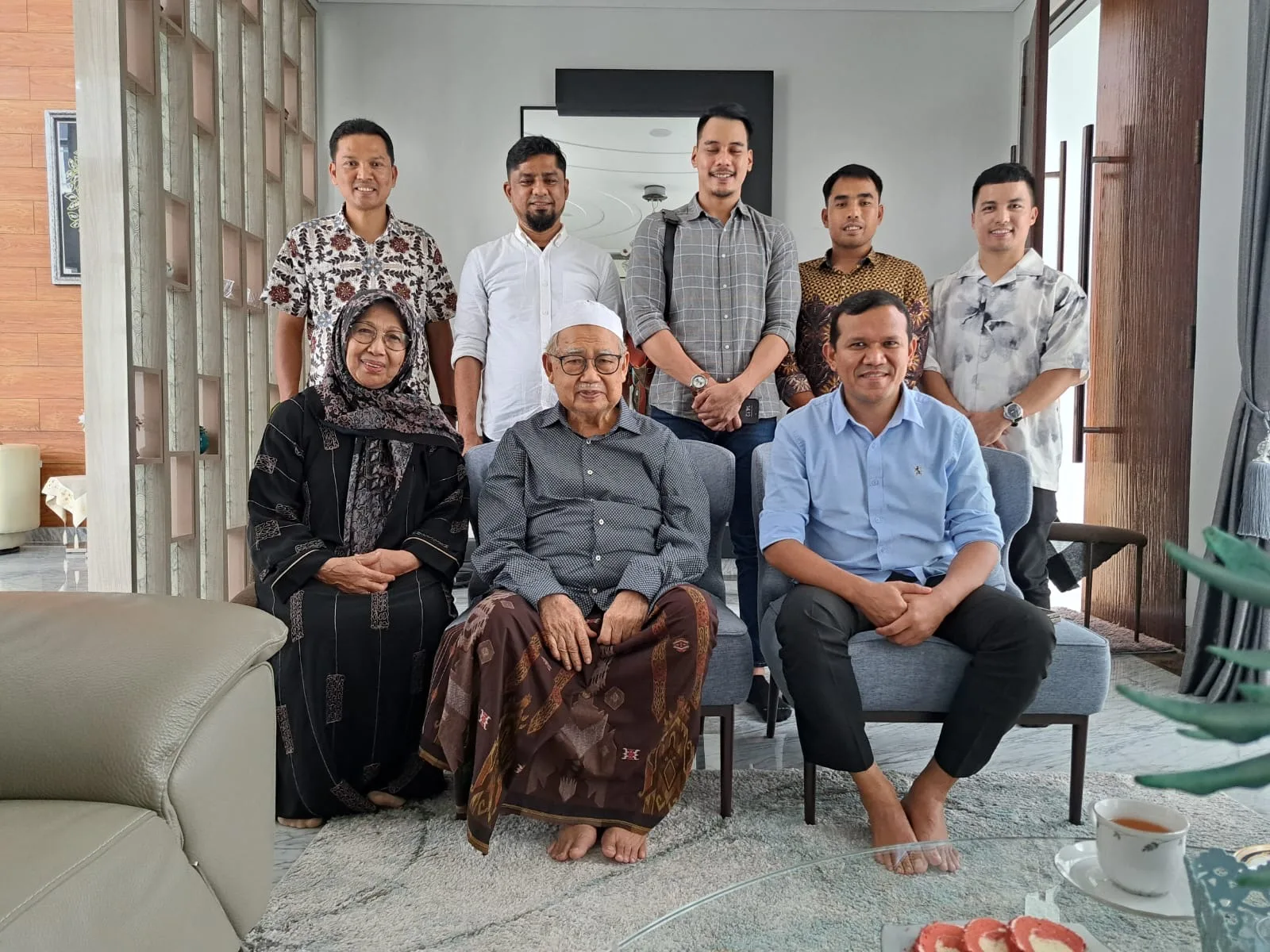 Dek Fad Silaturahmi Dengan Mantan Gubernur Aceh Zaini Abdullah