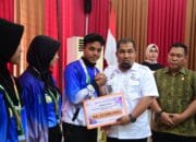 Pj Bupati Aceh Besar Serahkan Bonus untuk Atlet dan Pelatih Popda XVII