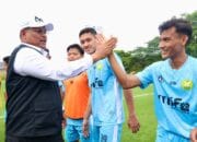Kunjungi Latihan Tim Sepak Bola PON Aceh, Pj Gubernur Safrizal : Habisi Semua Lawan!