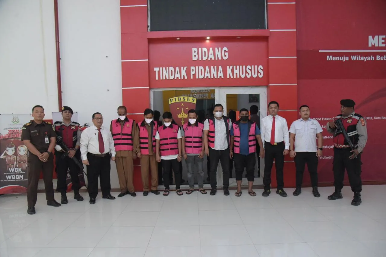 Enam Tersangka Perkara Korupsi Dugaan Pengadaan Budidaya Ikan kakap dan Pakan Rucah di Tahan