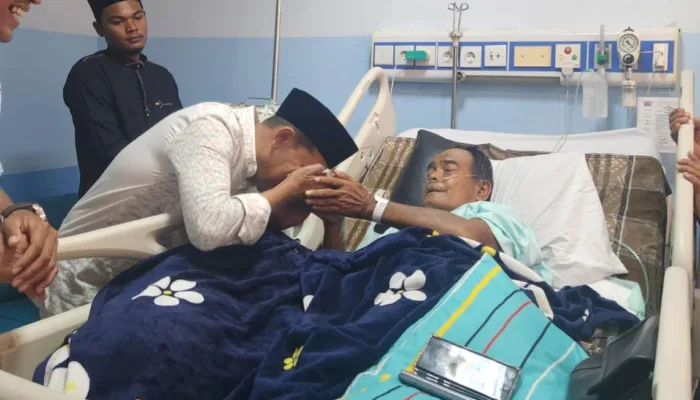 Calon Wakil Gubernur Aceh Dek Fadh Besuk Abu Madinah di RSUZA