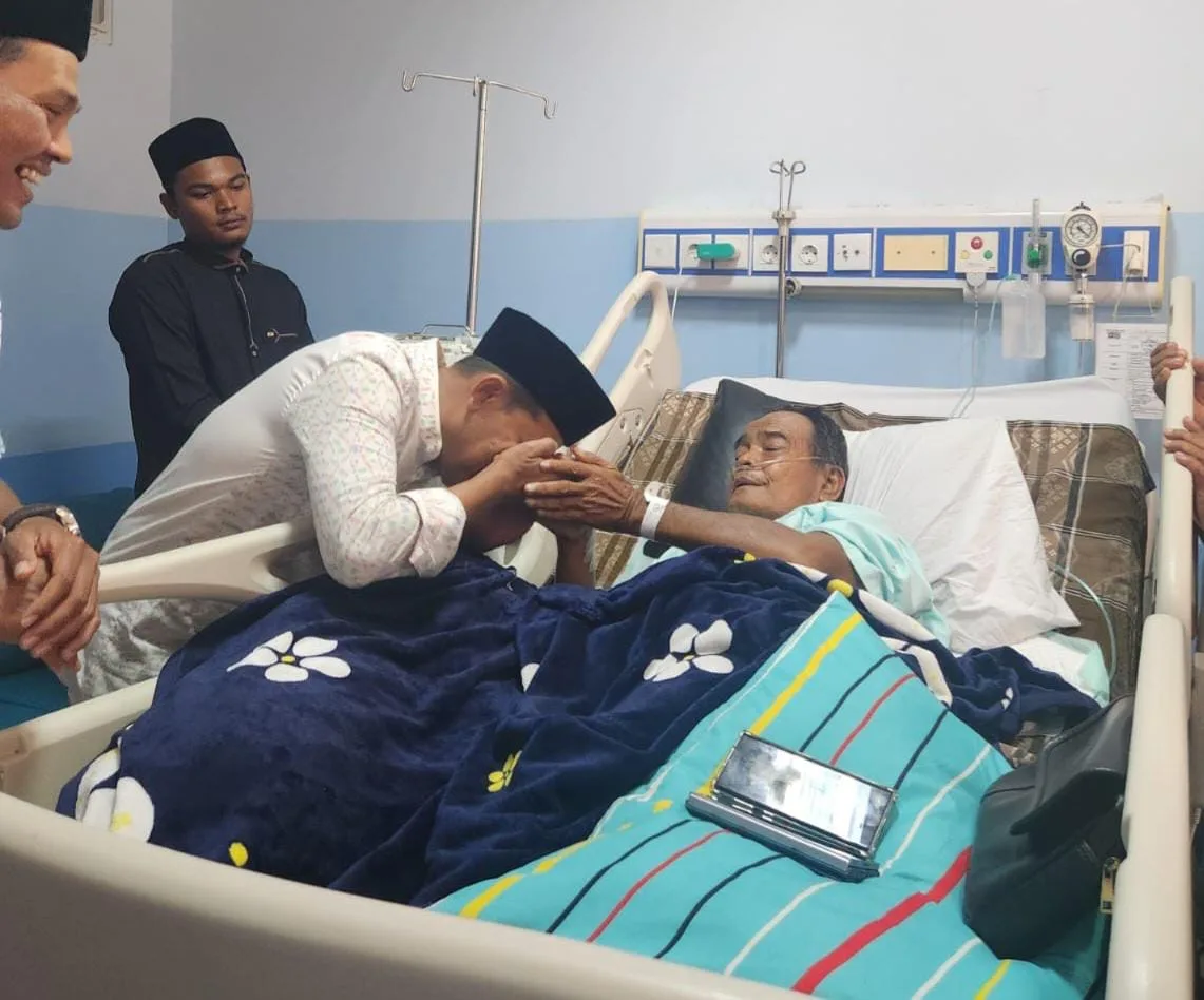Calon Wakil Gubernur Aceh Dek Fadh Besuk Abu Madinah di RSUZA