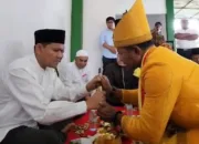 Dek Fadh Dianugerahi Siwah Pusaka Keturunan Raja Aceh