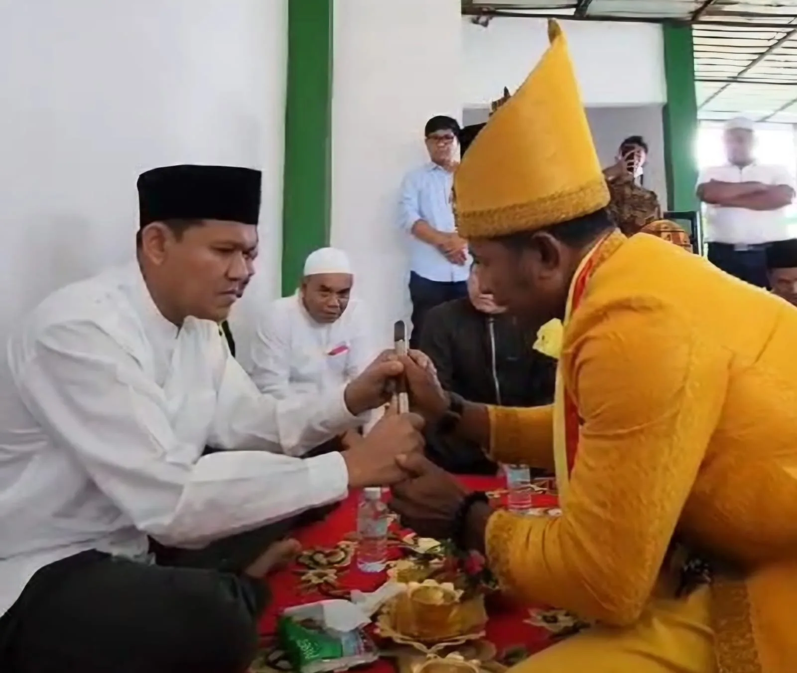 Dek Fadh Dianugerahi Siwah Pusaka Keturunan Raja Aceh