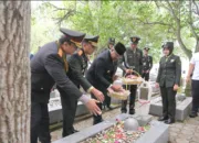 Pj Gubernur Safrizal Tabur Bunga di Taman Makam Pahlawan Sambut HUT TNI