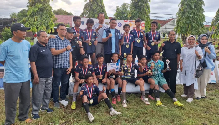 Isnaini Husda Beri Apresiasi Untuk Juara 1 Tim SSB Talenta Aceh di Turnamen Hut SSB Putra IMKA KE - 1
