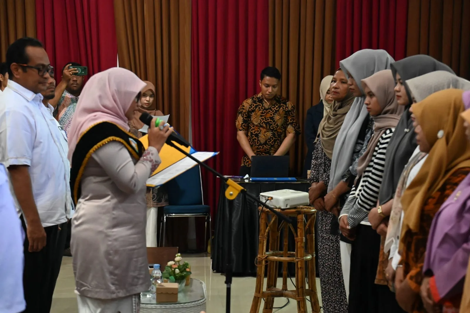 Bunda Literasi Aceh Besar Lantik Forum Perpustakaan Gampong