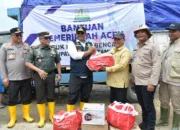 Penjabat Gubernur Safrizal Serahkan Bantuan untuk Pengungsi Banjir Aceh Tamiang