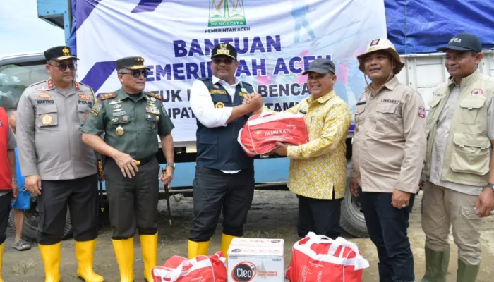 Penjabat Gubernur Safrizal Serahkan Bantuan untuk Pengungsi Banjir Aceh Tamiang