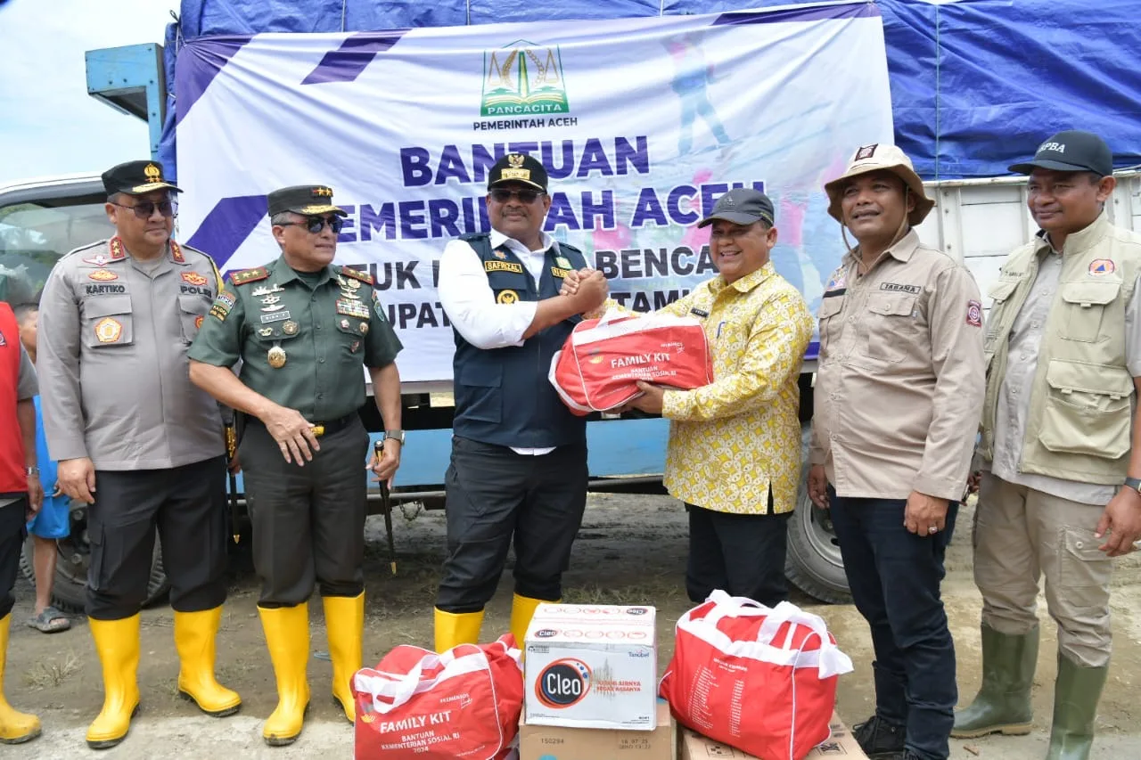 Penjabat Gubernur Safrizal Serahkan Bantuan untuk Pengungsi Banjir Aceh Tamiang